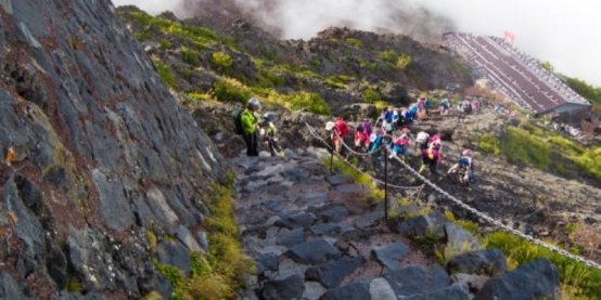 hiking-mount-fuji-